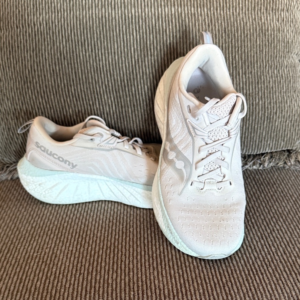 Ladies Saucony Trump-22. Sz 7.5